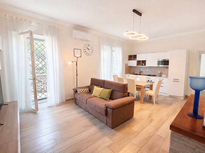 Appartamento trilocale in affitto in Via Tortorici, Rocca Cencia, Roma