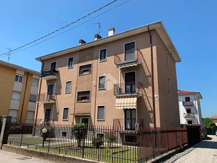 Appartamento trilocale in vendita in Via Monviso, Lonate Pozzolo