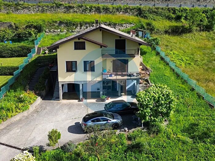 Casa con 9 locali in vendita in Via Presolana, Ossimo