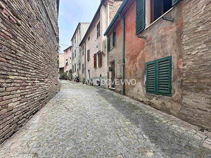 Casa con 6 locali in vendita in Ostra Vetere