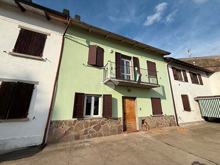 Casa trilocale in vendita in Strada Casalfoschino, Sissa Trecasali