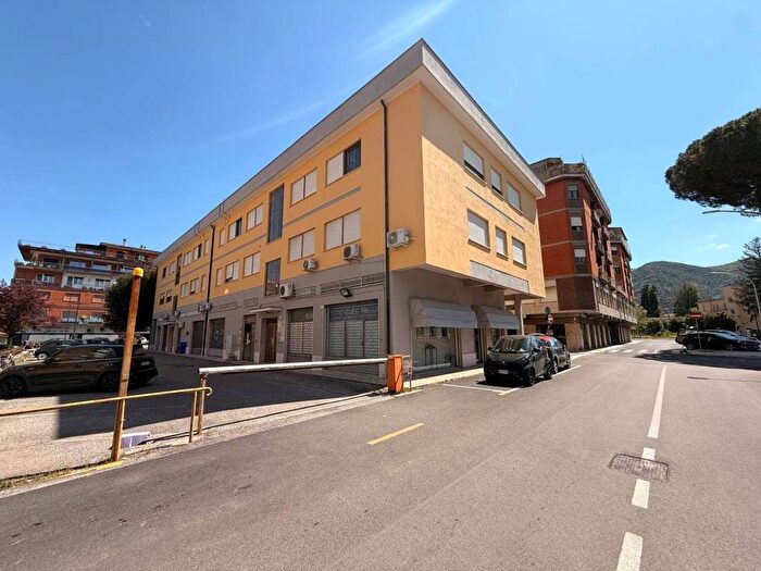Appartamento trilocale in affitto in VIA DEI SALICI, Rieti
