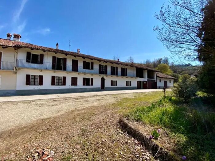 Casa con 6 locali in vendita in Strada Santa Rosalia, Alba