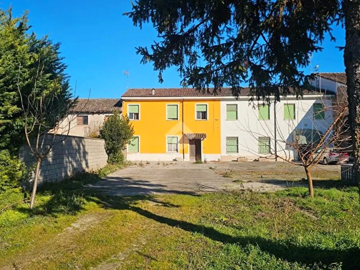 Casa con 5 locali in vendita in Via Bologne, Redondesco