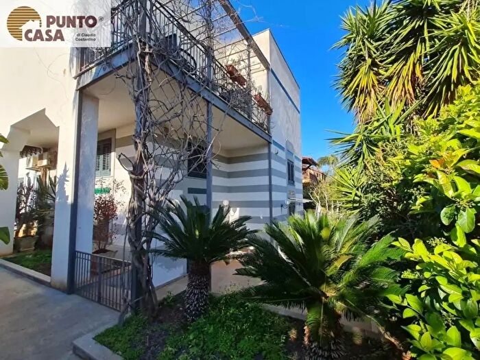 Appartamento trilocale in affitto in Via Calliope, Palermo