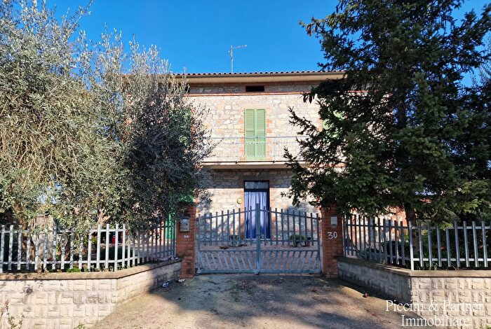 Casa con 9 locali in vendita in Via Anguillara, Castiglione Del Lago