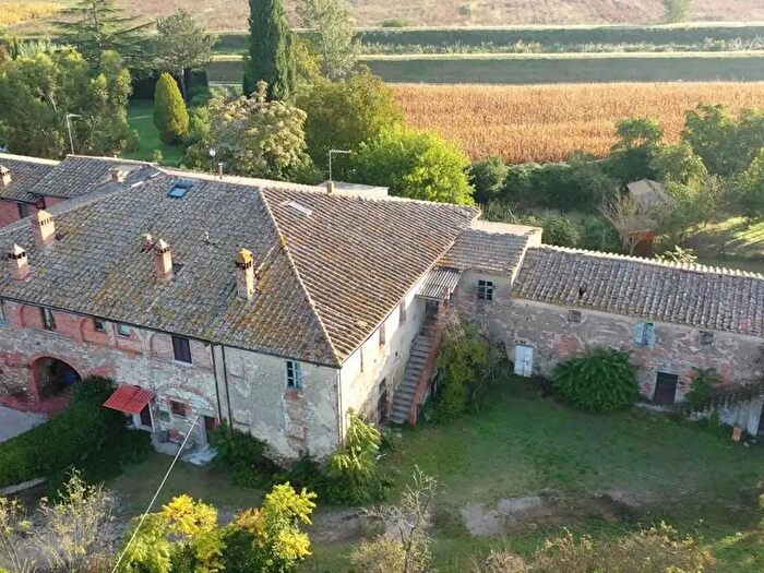 Casa con 17 locali in vendita in Sinalunga