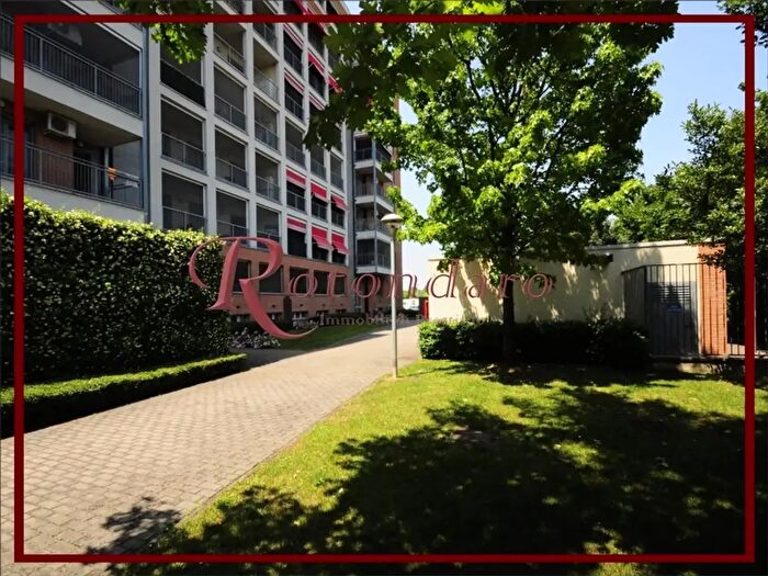 Appartamento trilocale in vendita in Via Guglielmo Oberdan, Corsico