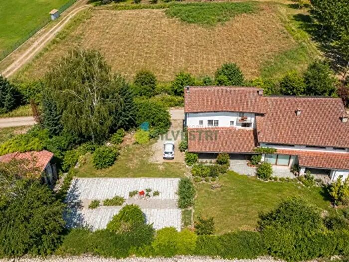 Casa con 6 locali in vendita in Vicolungo