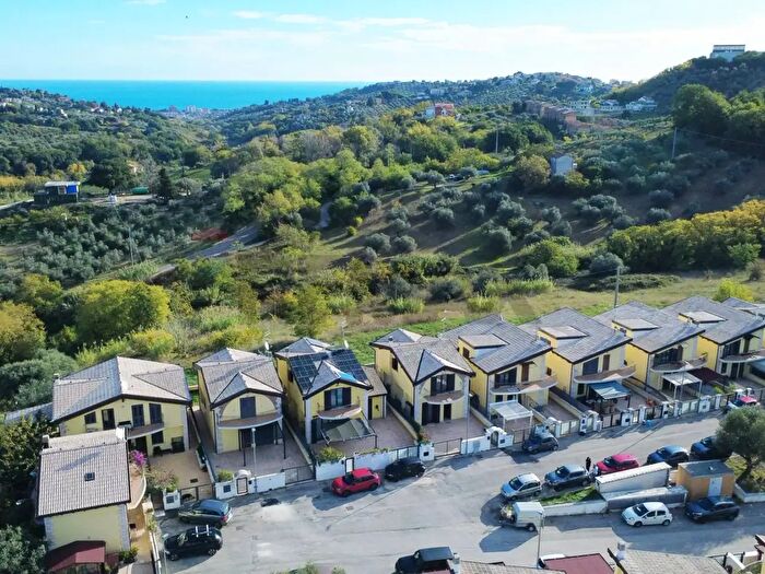 Casa con 6 locali in vendita in Contrada San Giovanni, Montesilvano