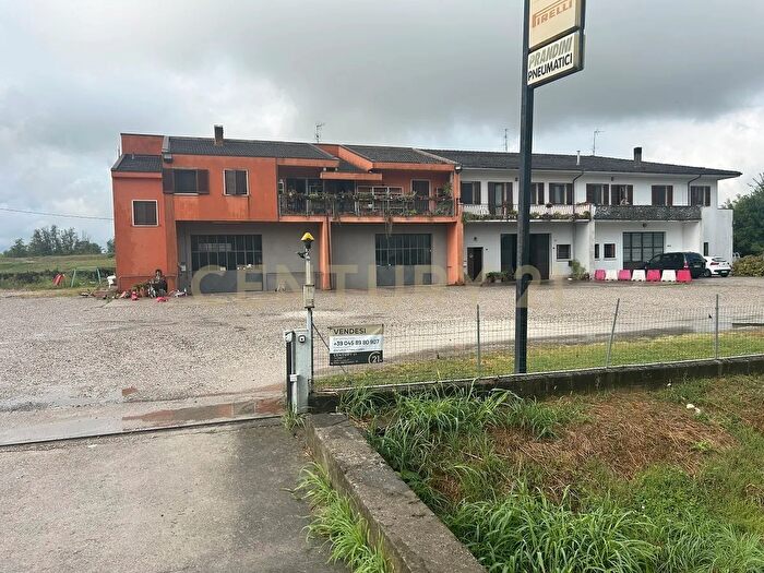 Appartamento con 10 locali in vendita in Strada Ostigliese, Roncoferraro