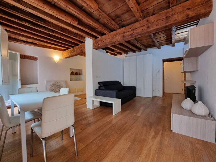 Appartamento monolocale in affitto in Via San Nazaro, Veronetta, Verona