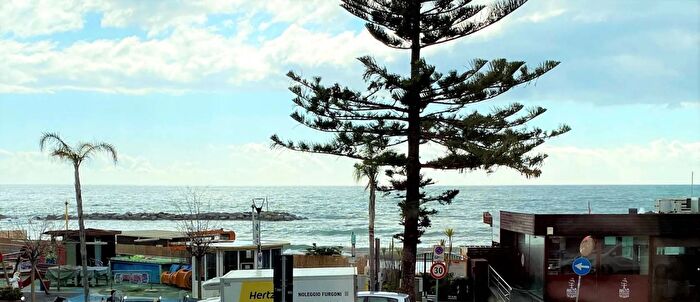 Appartamento trilocale in affitto in Via Lungomare Taggia, Taggia