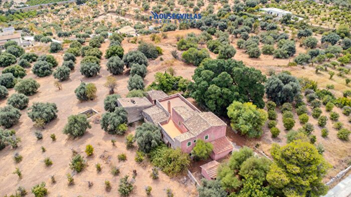 Casa con 7 locali in vendita in Contrada Gioi, Noto