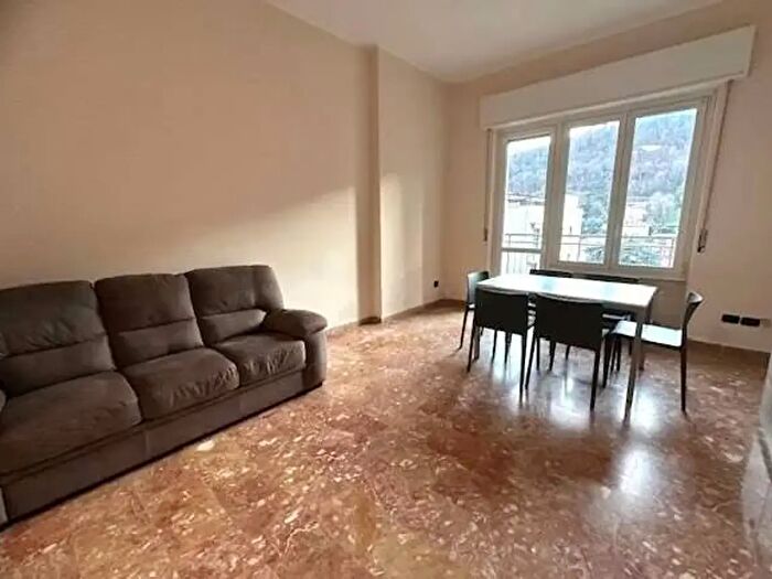 Appartamento trilocale in affitto in Via Cardina, Como