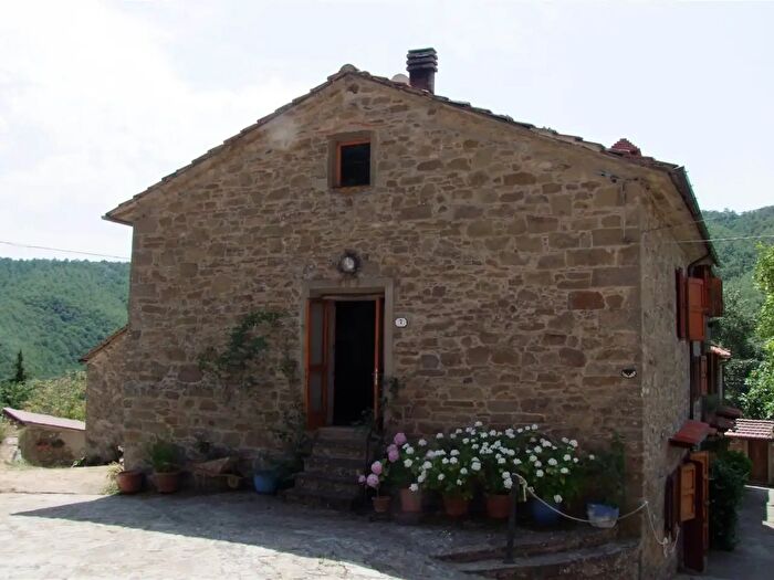 Casa con 8 locali in vendita in Londa