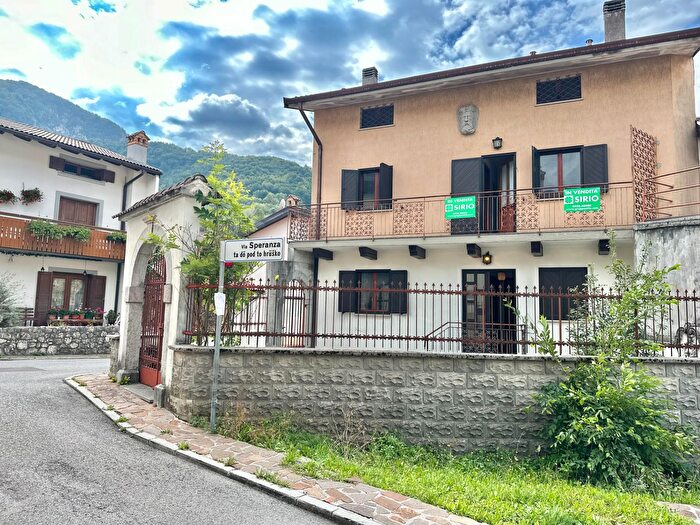 Casa con 5 locali in vendita in Resia