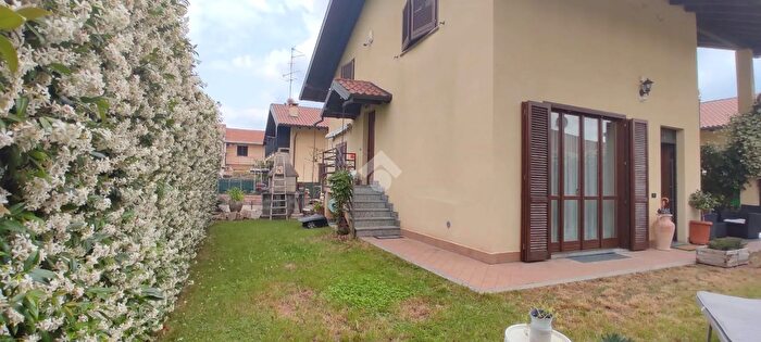 Casa trilocale in vendita in Via Monte Grappa, Lonate Pozzolo