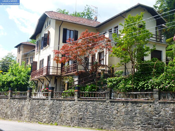 Casa con 15 locali in vendita in Nebbiuno