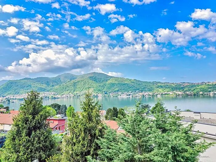 Appartamento trilocale in vendita in Via del Nibbio, Lecco