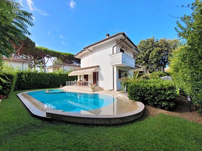Casa con 5 locali in vendita in Pietrasanta