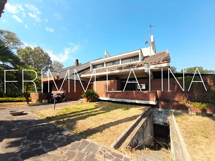 Casa con 7 locali in vendita in Strada Piccarello, Latina