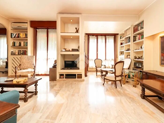 Appartamento quadrilocale in vendita in Via Presolana, Milano