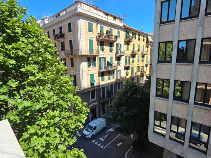 Appartamento con 8 locali in vendita in Via IV Novembre, Savona