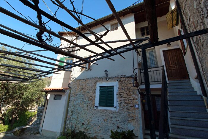 Casa con 5 locali in vendita in Via Praetto, Erli