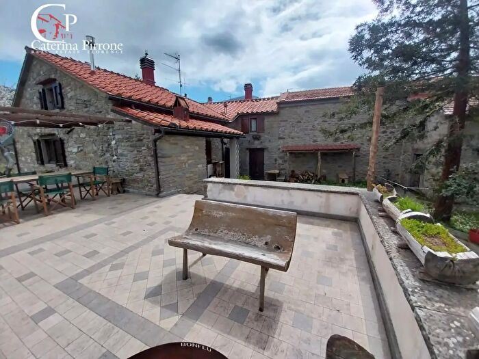 Casa con 7 locali in vendita in Località La Castellina, San Godenzo