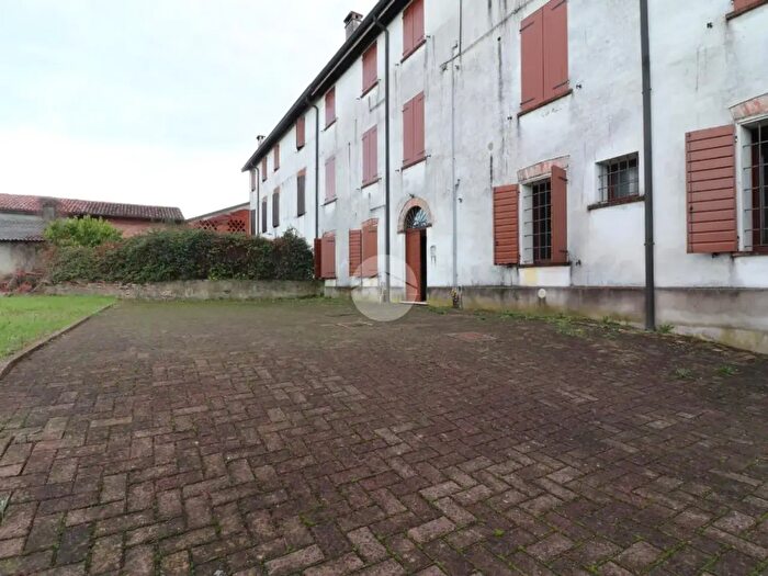Appartamento con 12 locali in vendita in Strada Roppi, Castel DArio