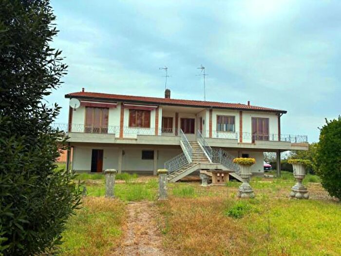 Casa con 6 locali in vendita in Tresignana
