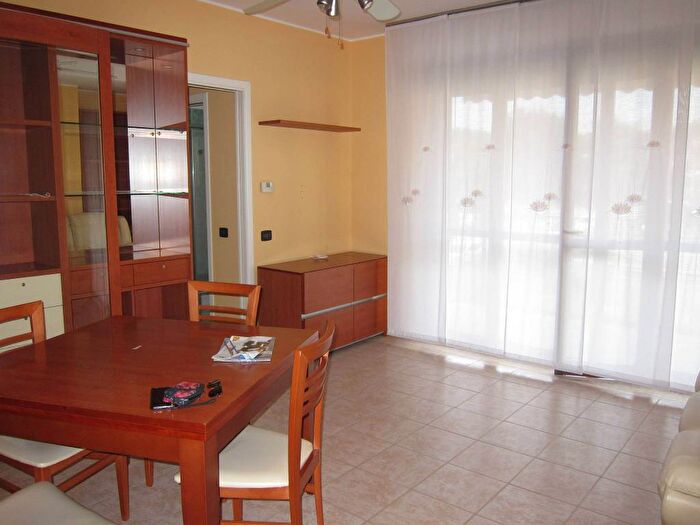 Appartamento trilocale in affitto in Centro, Vergiate