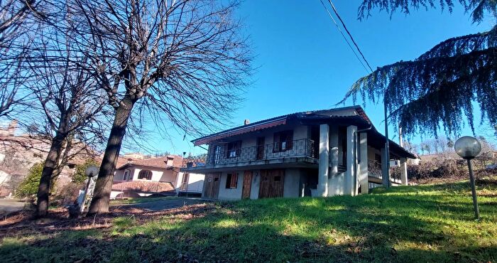 Casa con 6 locali in vendita in Via Alba, Diano DAlba