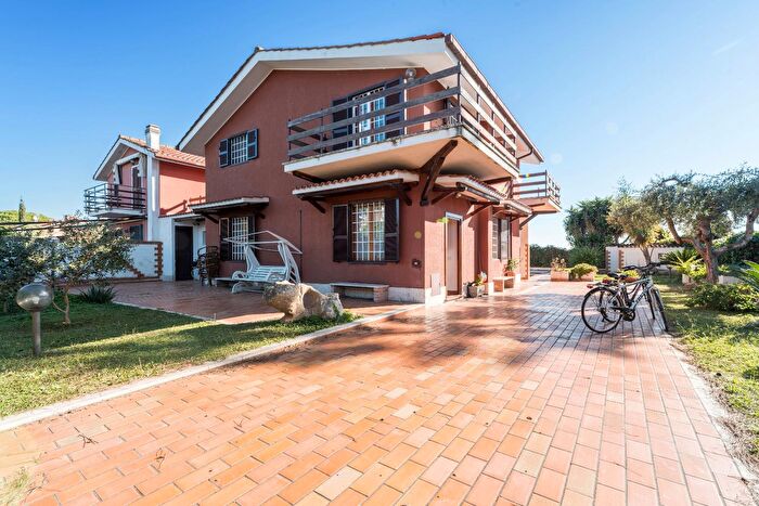 Casa con 6 locali in vendita in Via del Sagittario, Ladispoli