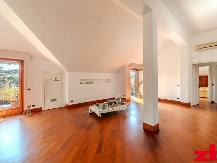 Appartamento con 6 locali in vendita in Viale Francesco Gambaro, Genova