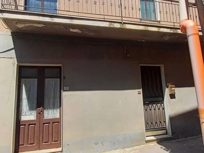 Casa con 10 locali in vendita in Via San Salvatore, Roccella Valdemone