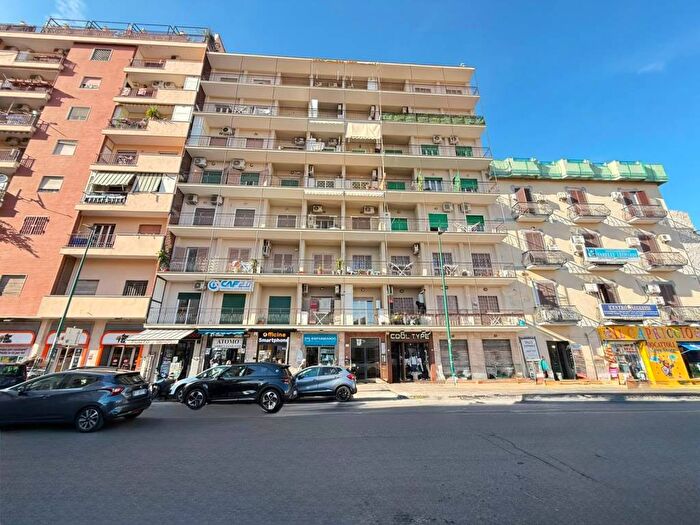 Appartamento quadrilocale in vendita in Via Giacomo Leopardi, Fuorigrotta, Napoli