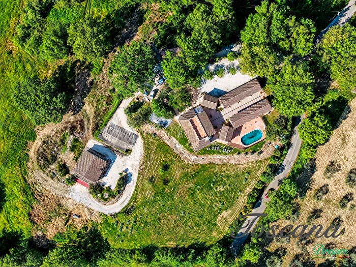 Casa con 10 locali in vendita in Semproniano