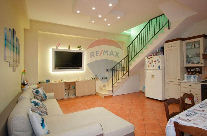 Appartamento con 5 locali in vendita in Via Torretta C, Acireale