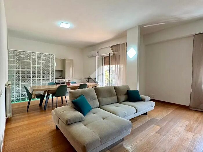Appartamento con 5 locali in vendita in Piazza Principe di Camporeale, Palermo