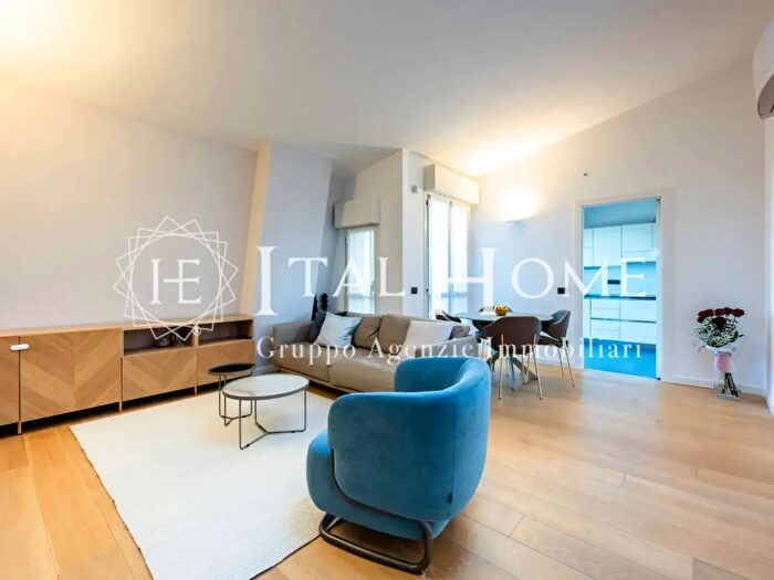 Appartamento quadrilocale in vendita in Via Cosenz, Milano