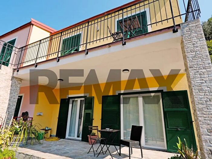 Casa quadrilocale in vendita in Via dei Turchi, Avegno