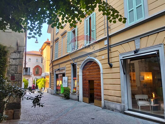 Appartamento quadrilocale in vendita in Via Albuzzi, Varese