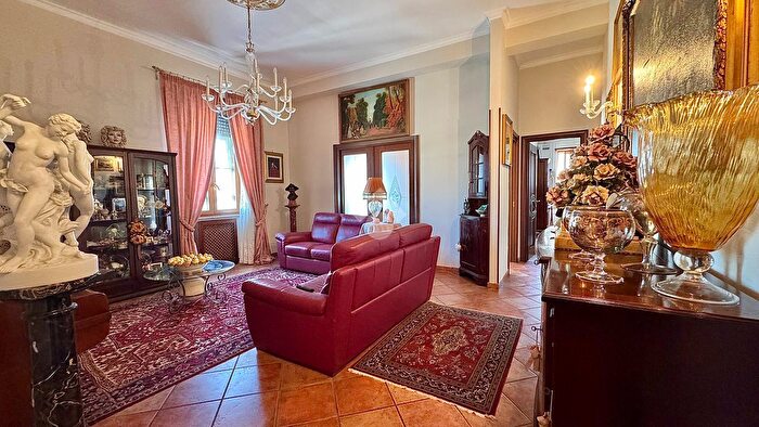 Appartamento con 6 locali in vendita in PZa Giuseppe Garibaldi, Napoli