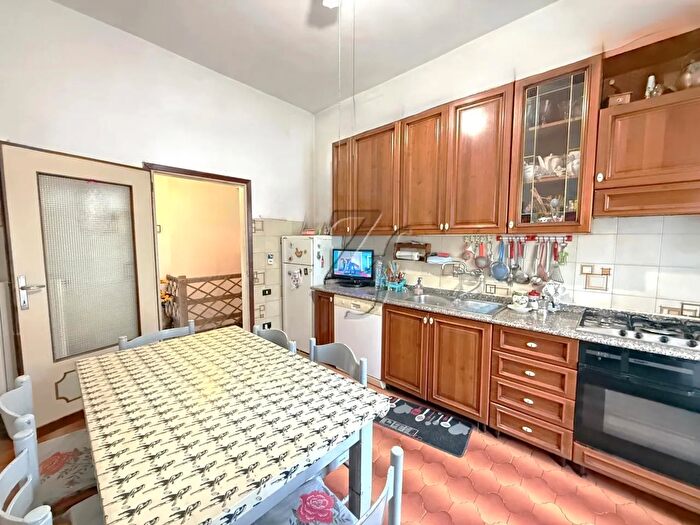 Appartamento con 6 locali in vendita in Calenzano