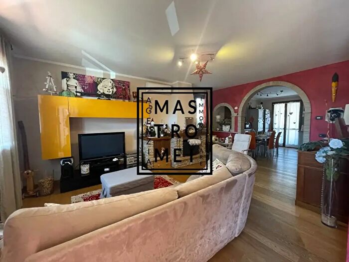 Casa con 6 locali in vendita in Via Regione Marche, Altopascio