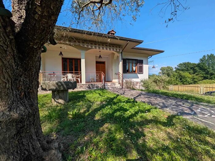 Casa con 6 locali in vendita in Tresana
