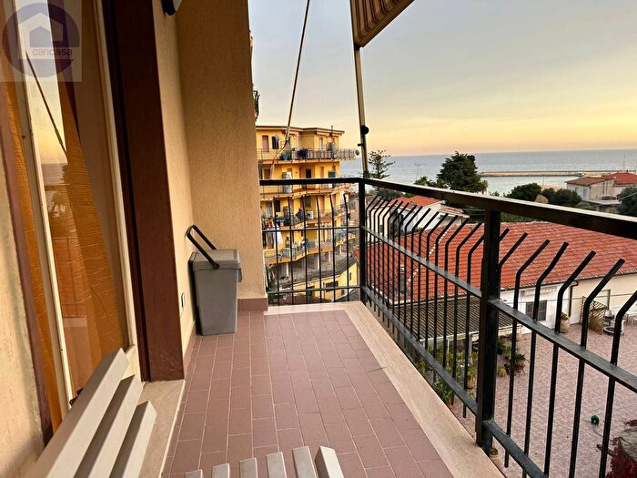 Appartamento quadrilocale in vendita in Via Aurelia Levante, Santo Stefano Al Mare