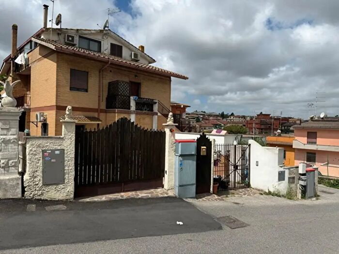 Appartamento trilocale in vendita in Via Bedonia, Roma